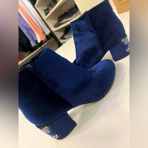 Blue velvet ankle boots, with heel. Butterfly detail on heel. Size 8. - Picture 1 of 2